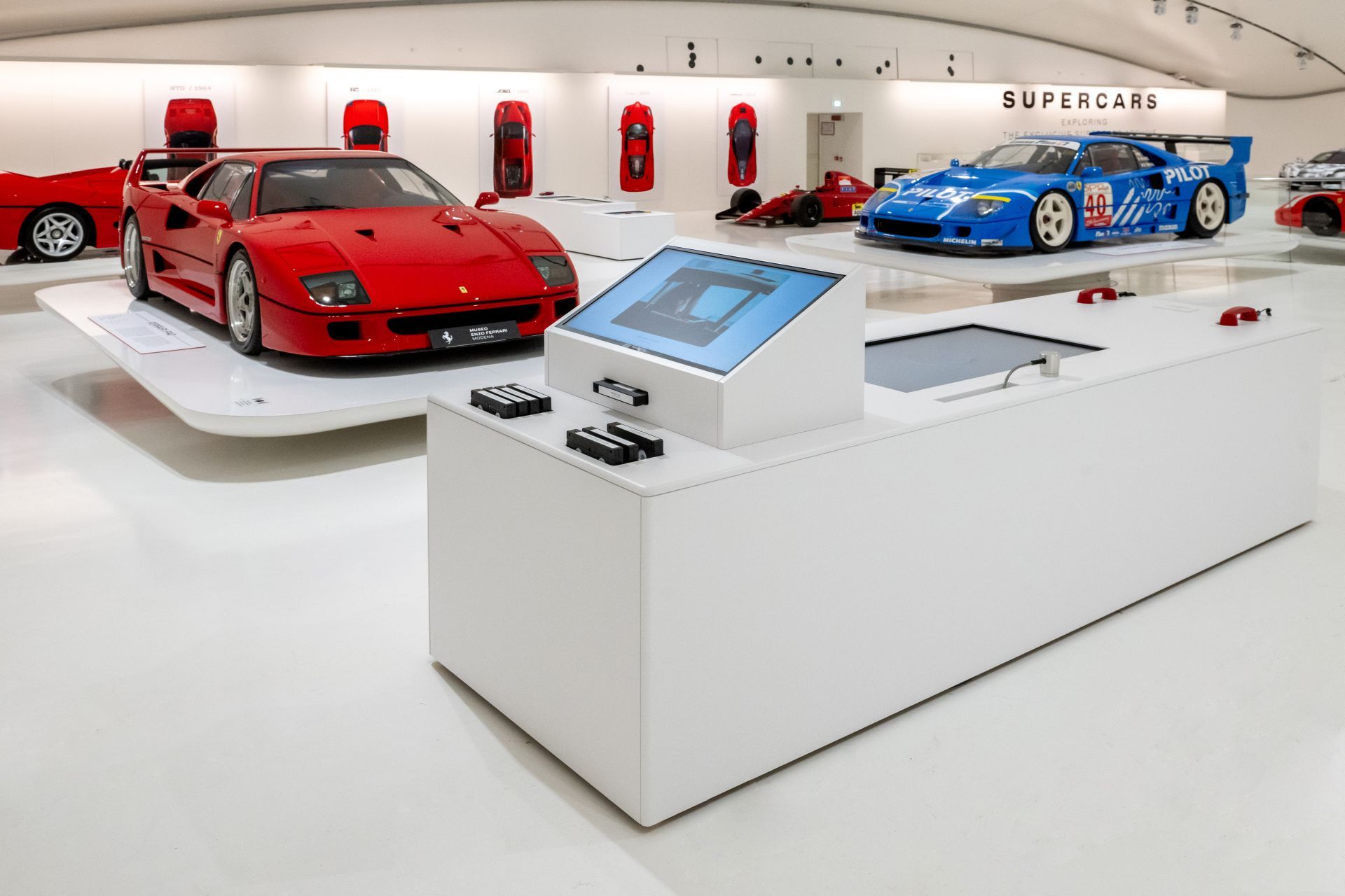 Wystawa "Supercars" w muzeum Enzo Ferrari w Modenie