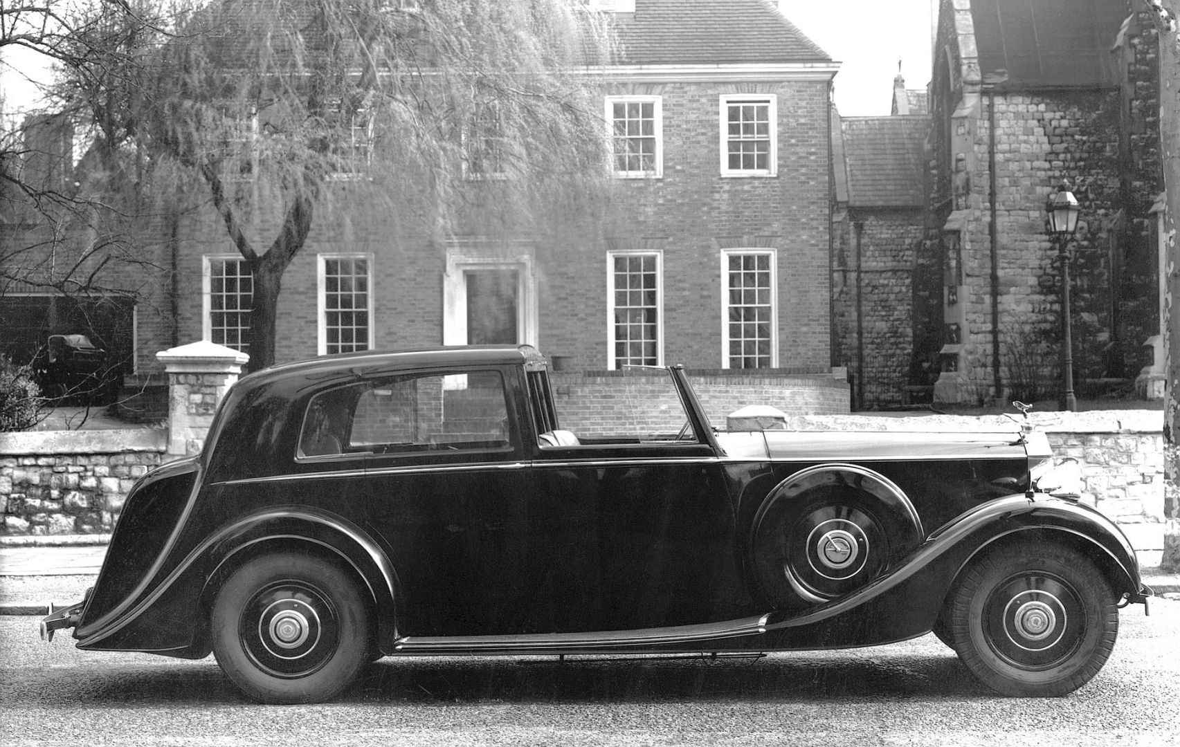 ROLLS-ROYCE PHANTOM III SEDANCA DE VILLE BY HJ MULLINER